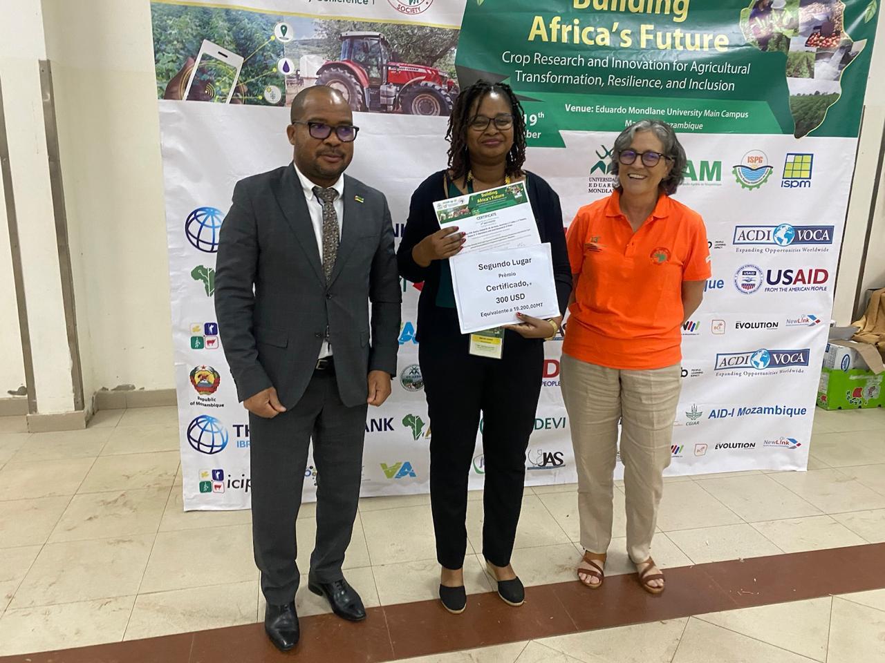 Melvis Cossa, investigadora no IIAM, vence o prémio do Segundo Melhor Poster apresentado na 13ª Conferência da Sociedade Africana de Ciências Agronómicas 2024